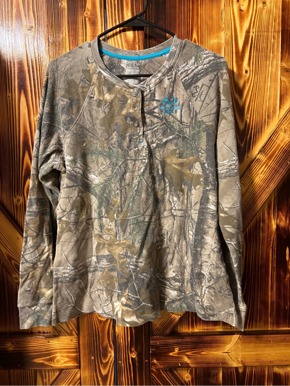 Real Tree Women’s Camo Long Sleeve Shirt. Size XL
